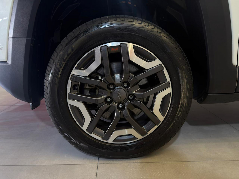 Foto do veículo JEEP RENEGADE  TH T2704X4 2023 40.341 KM 122.900,00