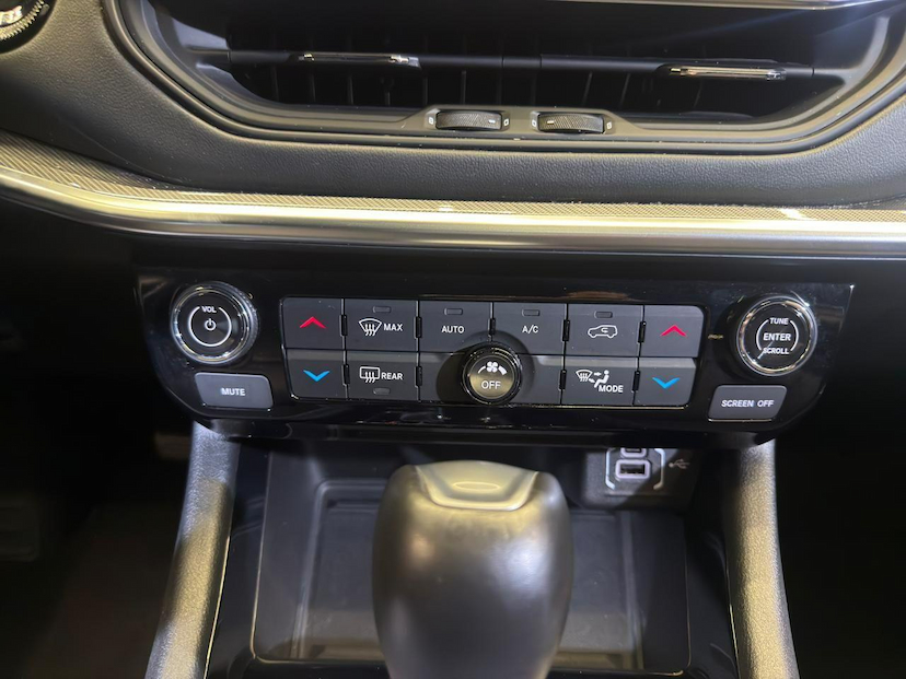 Foto do veículo JEEP COMPASS  SERIE S TF 2024 24.832 KM 160.900,00