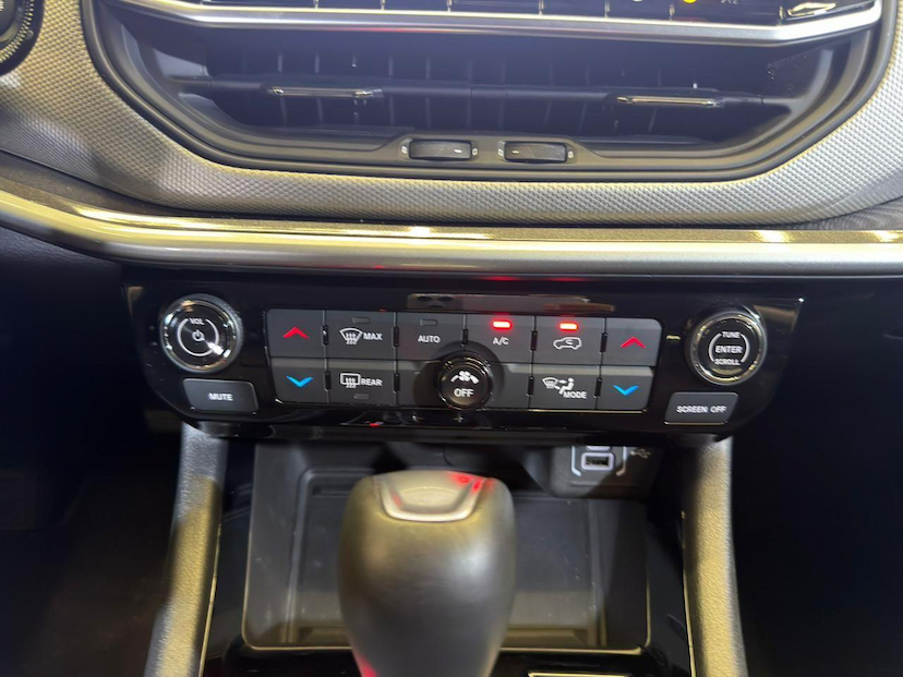 Foto do veículo JEEP COMPASS  LONG. NIG. EAGLE 1.3 4X2 FLEX AUT. 2025 17.375 KM 152.900,00