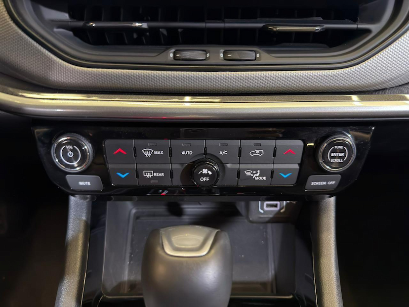 Foto do veículo JEEP COMPASS  LONG. NIG. EAGLE 1.3 4X2 FLEX AUT. 2025 10.136 KM 162.900,00
