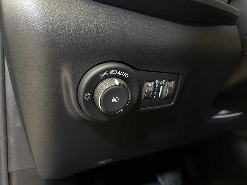 Foto do veículo JEEP COMPASS  LONG. NIG. EAGLE 1.3 4X2 FLEX AUT. 2025 10.136 KM 162.900,00