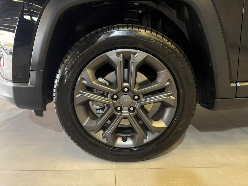 Foto do veículo JEEP COMPASS  LONG. NIG. EAGLE 1.3 4X2 FLEX AUT. 2025 10.136 KM 162.900,00