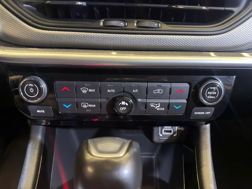 Foto do veículo JEEP COMPASS  LONG. T270 1.3 TB 4X2 FLEX AUT. 2023 38.037 KM 126.900,00
