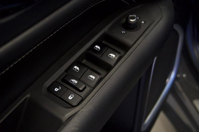 Foto do veículo JEEP COMPASS  BLACKHAWK 2025 6.952 KM 194.900,00