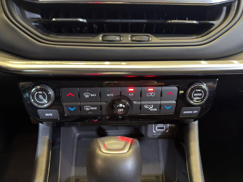 Foto do veículo JEEP COMPASS  LIMITED TF 2024 25.328 KM 154.900,00
