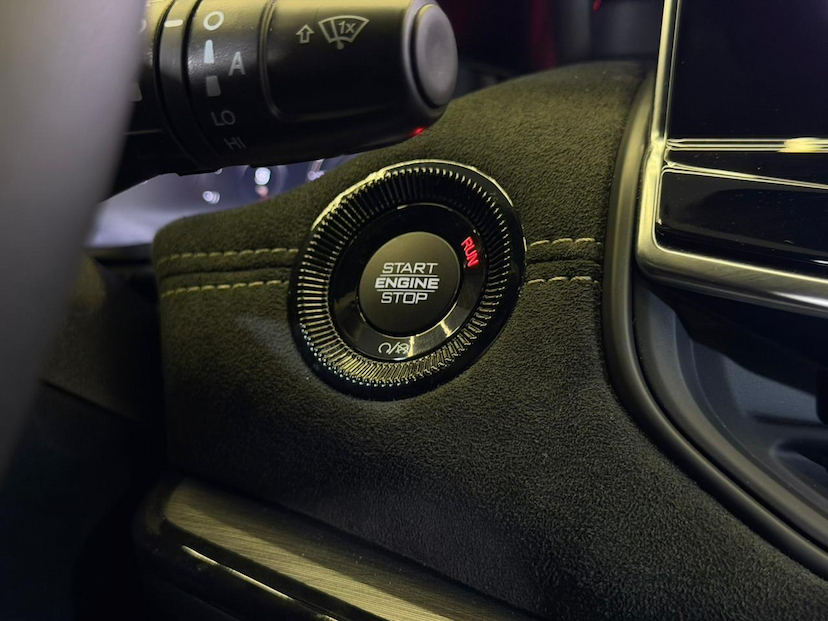 Foto do veículo JEEP COMMANDER  BLACK HURRICANE 2.0 4X4 TB AUT 2025 15.216 KM 229.900,00