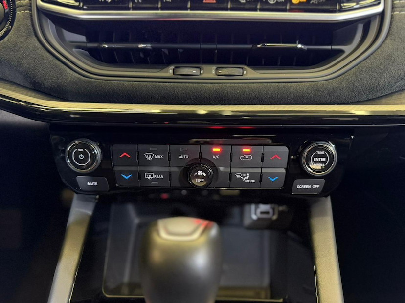 Foto do veículo JEEP COMMANDER  BLACK HURRICANE 2.0 4X4 TB AUT 2025 15.216 KM 229.900,00