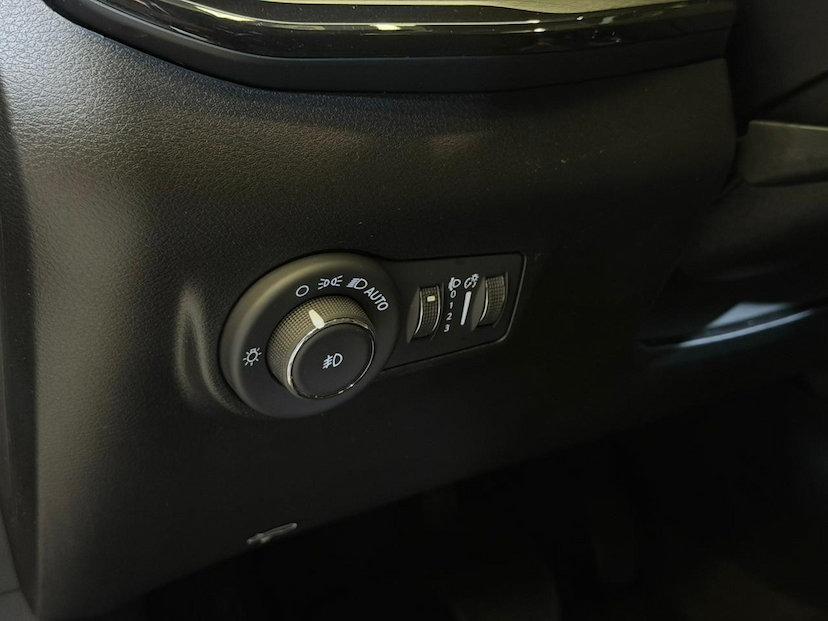 Foto do veículo JEEP COMMANDER  BLACK HURRICANE 2.0 4X4 TB AUT 2025 15.216 KM 229.900,00