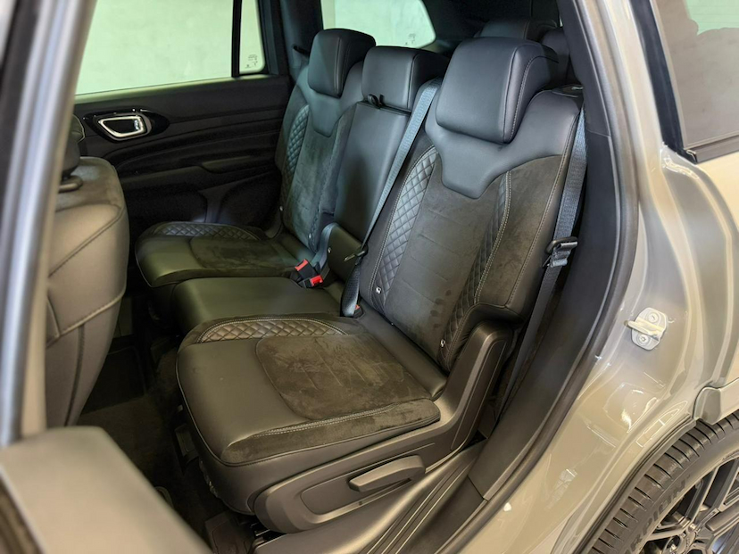 Foto do veículo JEEP COMMANDER  BLACK HURRICANE 2.0 4X4 TB AUT 2025 15.216 KM 229.900,00