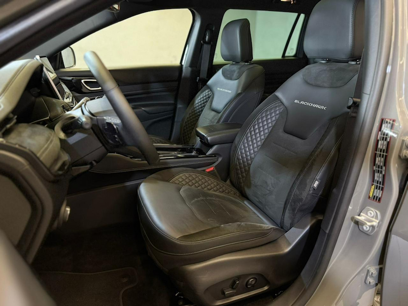 Foto do veículo JEEP COMMANDER  BLACK HURRICANE 2.0 4X4 TB AUT 2025 15.216 KM 229.900,00