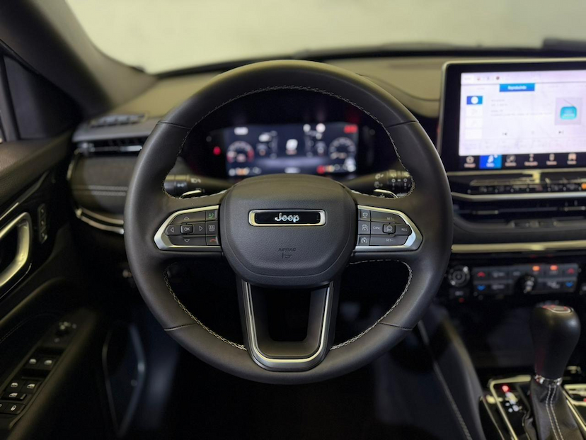 Foto do veículo JEEP COMMANDER  BLACK HURRICANE 2.0 4X4 TB AUT 2025 15.216 KM 229.900,00