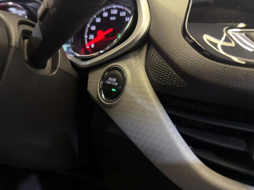 Foto do veículo CHEVROLET ONIX  HATCH PREMIER TURBO 2020 48.200 KM 73.900,00