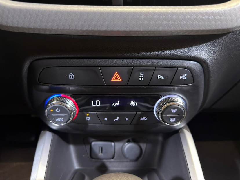 Foto do veículo CHEVROLET ONIX  HATCH PREMIER TURBO 2020 48.200 KM 73.900,00