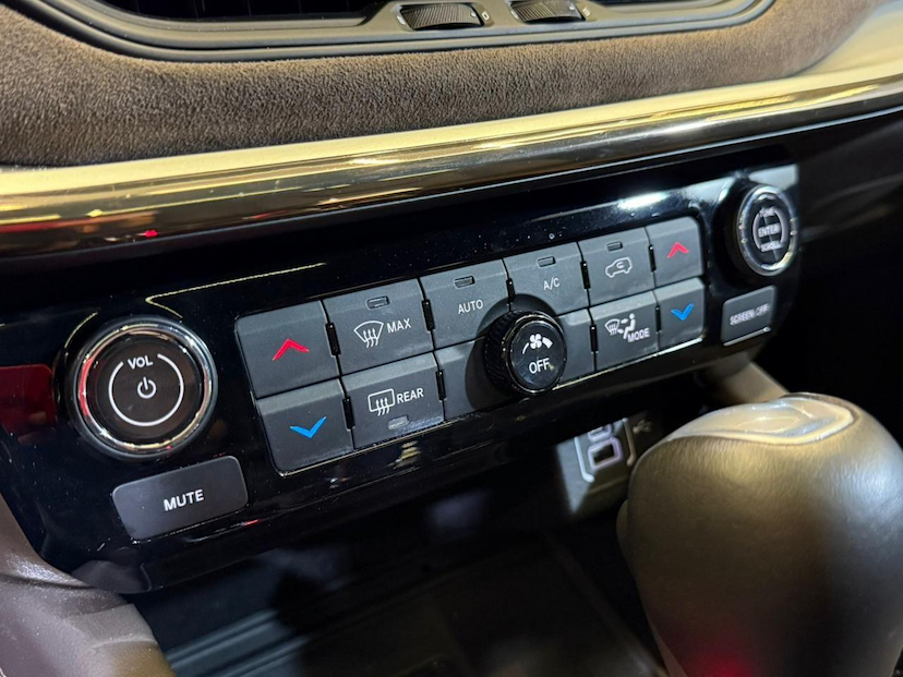 Foto do veículo JEEP COMMANDER  OVERLAND TD380 4X4 TURBO DIESEL 2024 40.642 KM 189.900,00