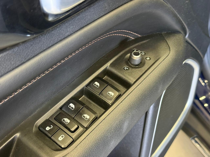 Foto do veículo JEEP COMMANDER  LIMITED T270 TURBO FLEX 2023 11.768 KM 158.900,00
