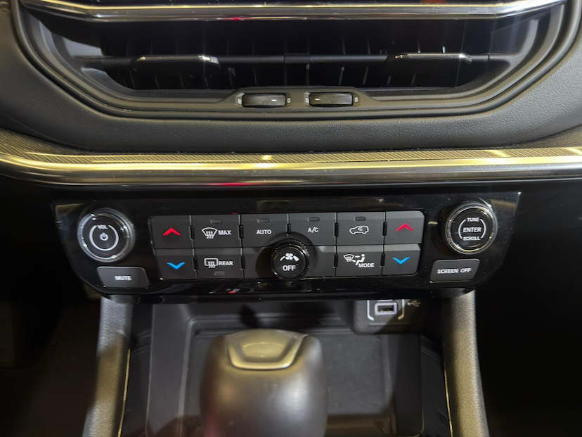 Foto do veículo JEEP COMPASS  LIMITED T270 1.3 TB 4X2 FLEX AUT 2024 22.334 KM 144.900,00