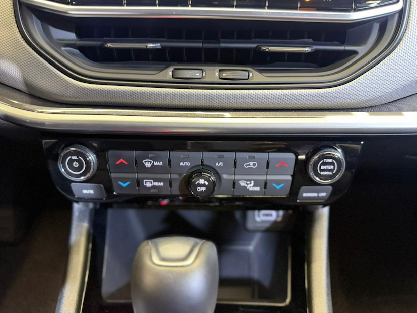Foto do veículo JEEP COMPASS  LONG T 2025 13.950 KM 152.900,00