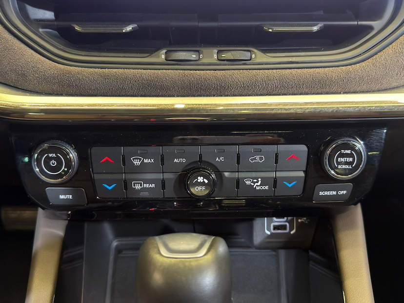 Foto do veículo JEEP COMMANDER  OVR TD380 2024 21.724 KM 212.900,00