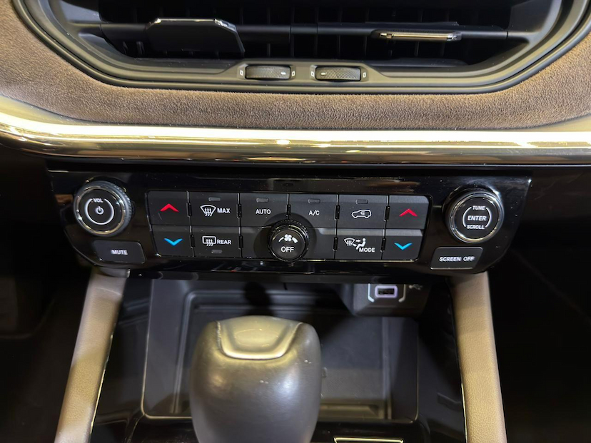Foto do veículo JEEP COMMANDER  OVR T270 2023 43.000 KM 169.900,00