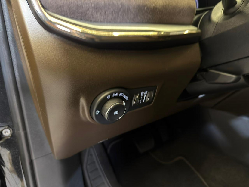 Foto do veículo JEEP COMMANDER  OVR T270 2023 43.000 KM 169.900,00