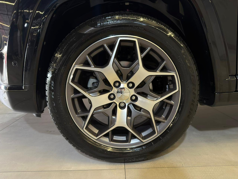 Foto do veículo JEEP COMMANDER  OVR T270 2023 43.000 KM 169.900,00