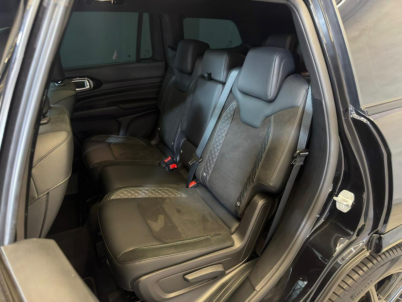 Foto do veículo JEEP COMMANDER  BLACK HURRICANE 2.0 4X4 TB AUT 2025 12.104 KM 229.900,00