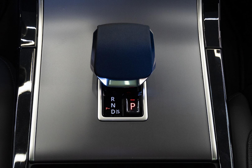 Foto do veículo LAND ROVER VELAR RANGE R.  DYN 2.0 P400E (HIB.) 2024 29.575 KM 419.900,00