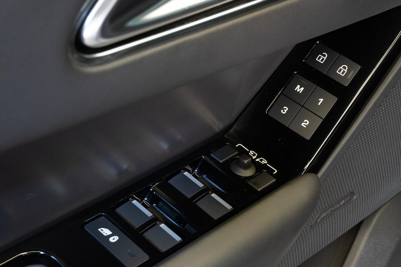 Foto do veículo LAND ROVER VELAR RANGE R.  DYN 2.0 P400E (HIB.) 2024 29.575 KM 419.900,00