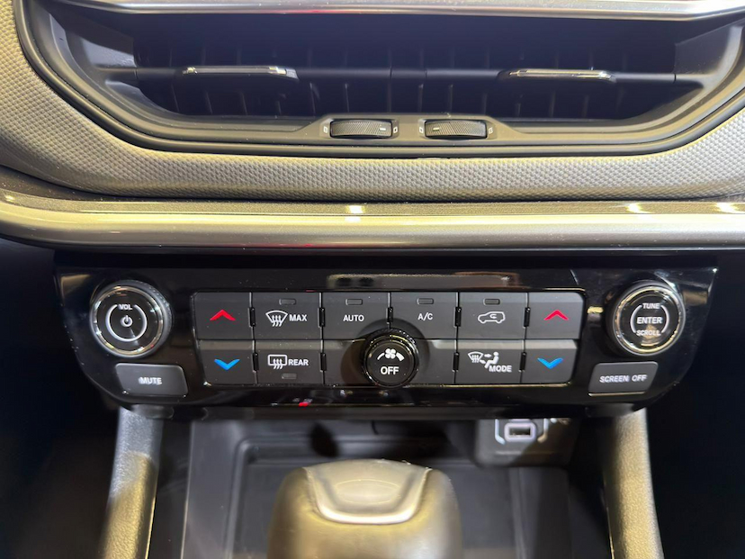 Foto do veículo JEEP COMPASS  LONG TF 2024 15.347 KM 139.900,00