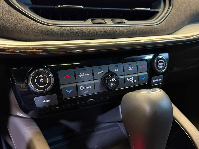 Foto do veículo JEEP COMMANDER  OVERLAND HURRIC 2.0 4X4 TB AUT 2025 6.280 KM 234.900,00