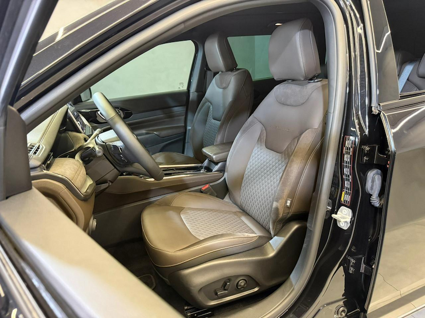 Foto do veículo JEEP COMMANDER  OVERLAND HURRIC 2.0 4X4 TB AUT 2025 6.280 KM 234.900,00