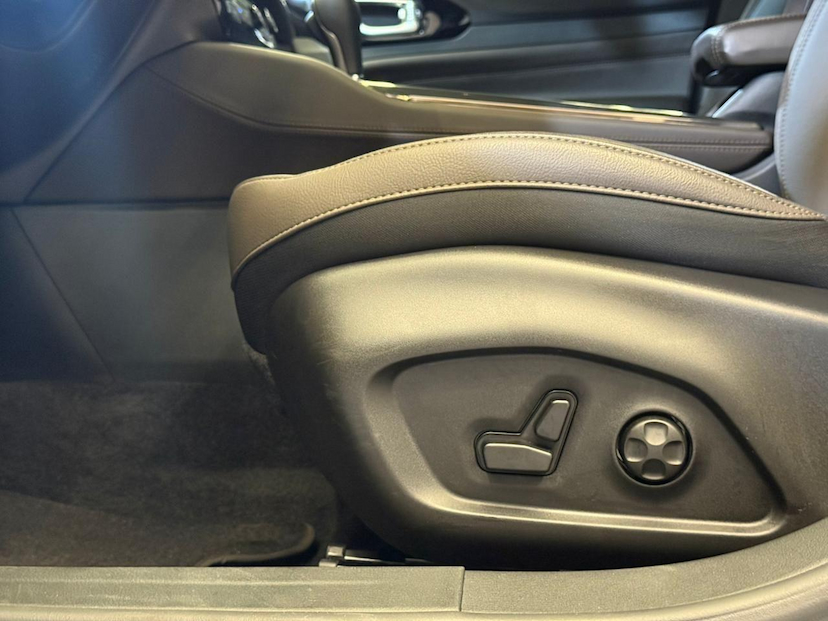 Foto do veículo JEEP COMMANDER  OVERLAND HURRIC 2.0 4X4 TB AUT 2025 6.280 KM 234.900,00