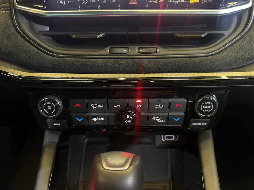 Foto do veículo JEEP COMMANDER  BLACK HURRICANE 2.0 4X4 TB AUT 2025 24.092 KM 234.900,00