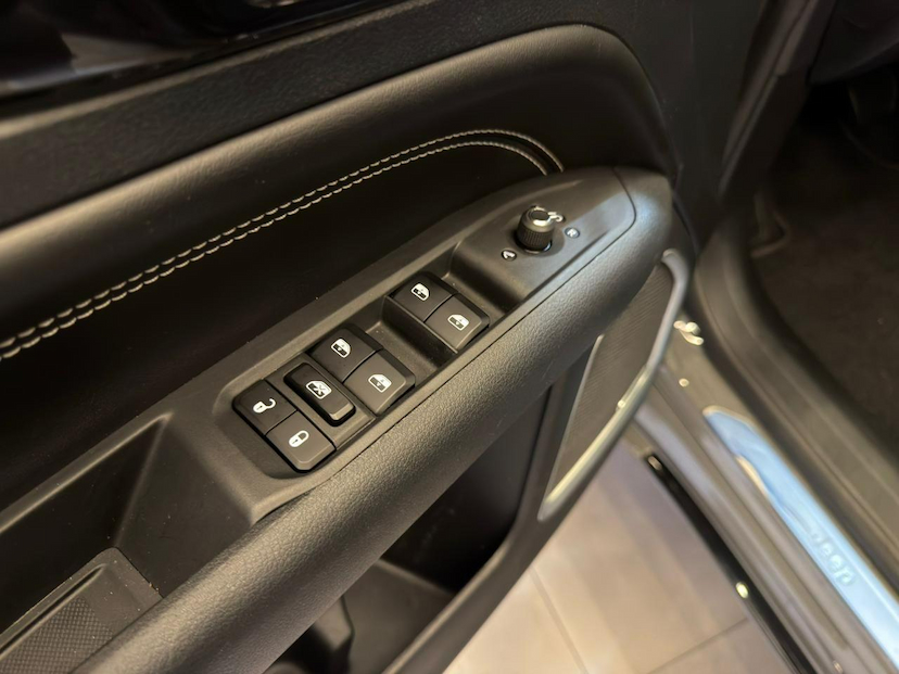 Foto do veículo JEEP COMMANDER  BLACK HURRICANE 2.0 4X4 TB AUT 2025 24.092 KM 234.900,00