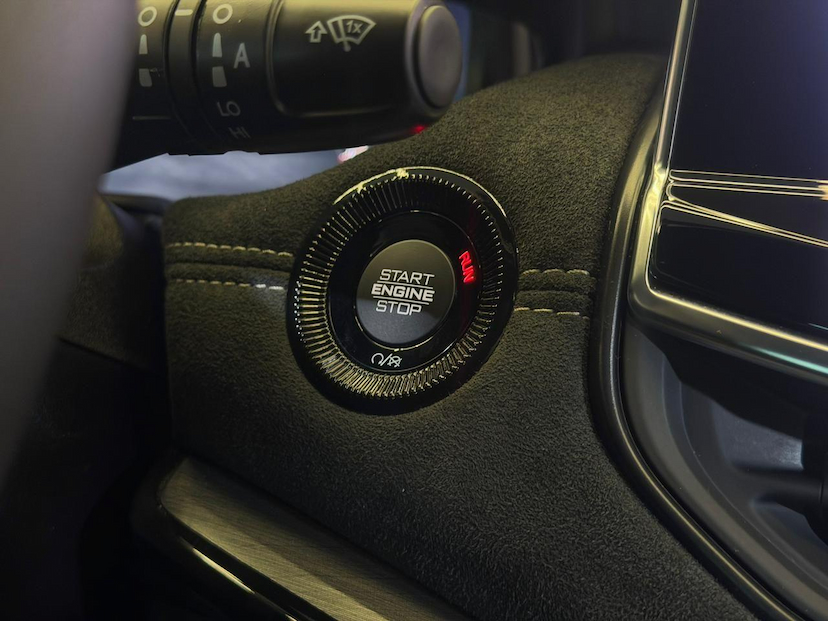 Foto do veículo JEEP COMMANDER  BLACK HURRICANE 2.0 4X4 TB AUT 2025 24.092 KM 234.900,00