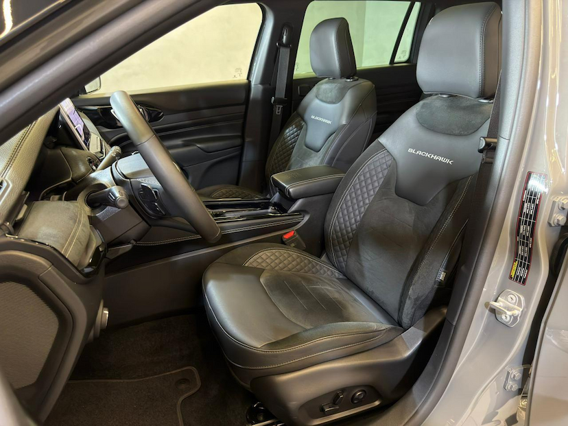 Foto do veículo JEEP COMMANDER  BLACK HURRICANE 2.0 4X4 TB AUT 2025 24.092 KM 234.900,00