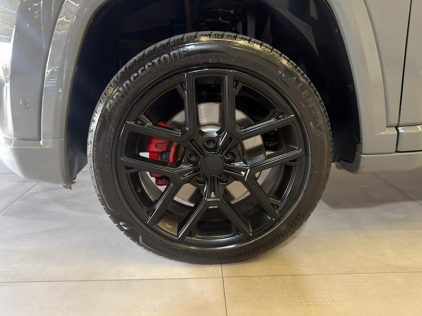 Foto do veículo JEEP COMMANDER  BLACK HURRICANE 2.0 4X4 TB AUT 2025 24.092 KM 234.900,00