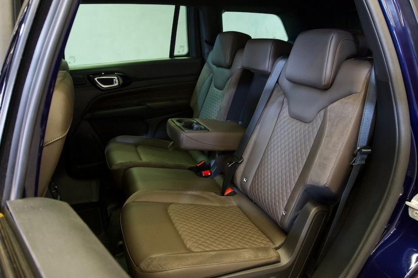 Foto do veículo JEEP COMMANDER  OVERLAND HURRICANE 2025 17.211 KM 242.900,00
