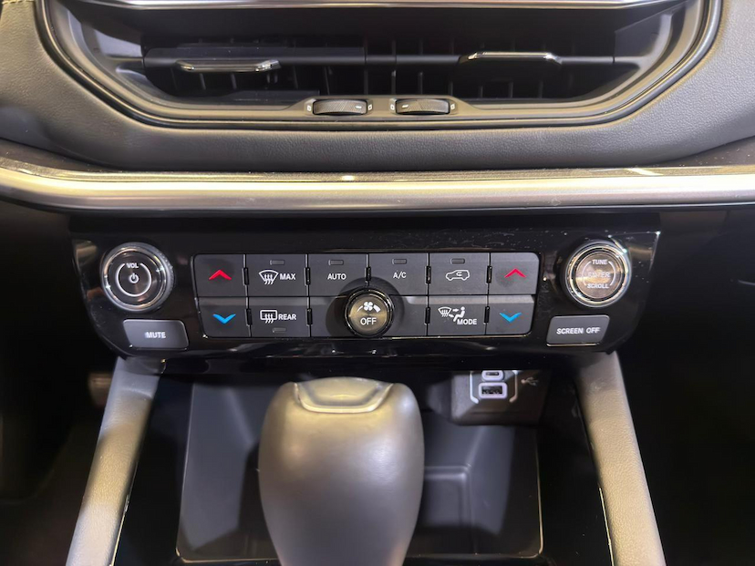 Foto do veículo JEEP COMMANDER  LONGITUDE T270 1.3 TB FLEX AUT 2026 5.800 KM 189.900,00