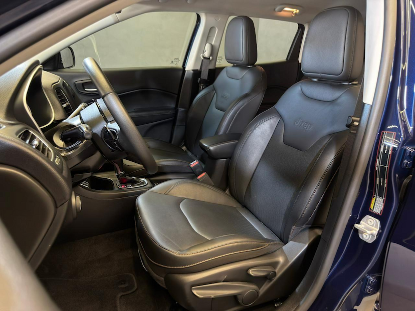 Foto do veículo JEEP COMPASS  LONGITUDE 2.0 FLEX AUT 2021 21.500 KM 109.900,00