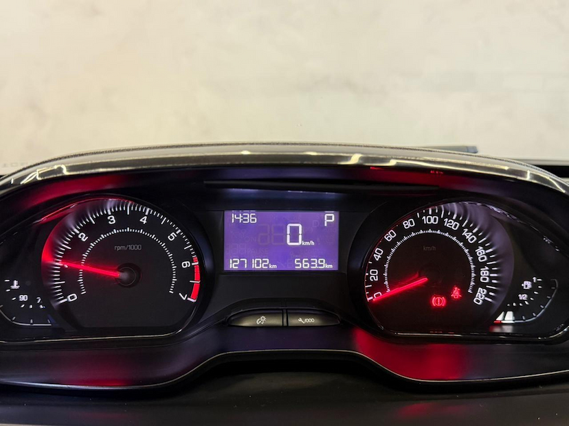 Foto do veículo PEUGEOT 2008  ALLURE EAT6 2019 126.868 KM 59.900,00
