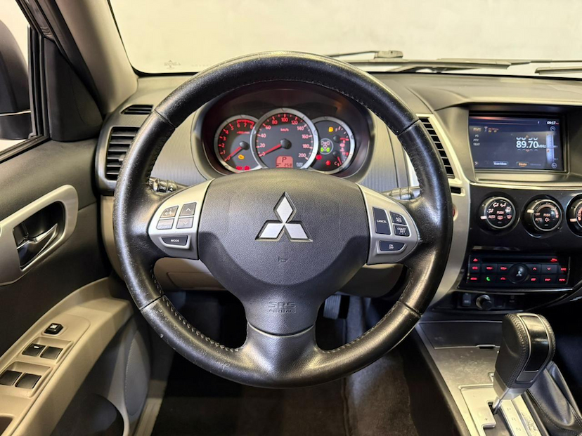 Foto do veículo MITSUBISHI PAJERO  3.5 HPE 7 LUGARES 4X4 V6 24V FLEX 4P AUT 2016 173.794 KM 114.900,00