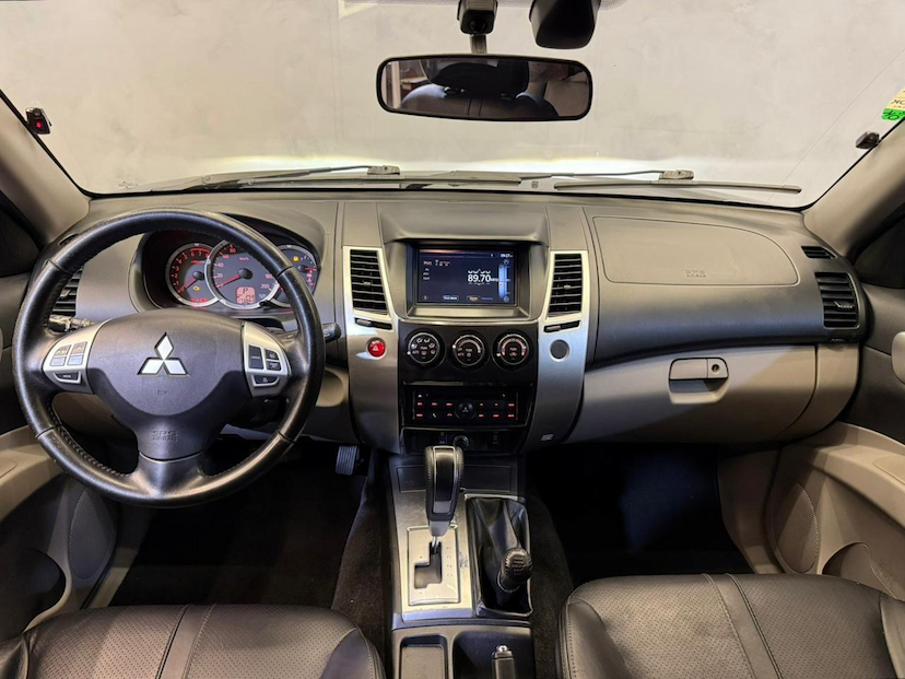 Foto do veículo MITSUBISHI PAJERO  3.5 HPE 7 LUGARES 4X4 V6 24V FLEX 4P AUT 2016 173.794 KM 114.900,00