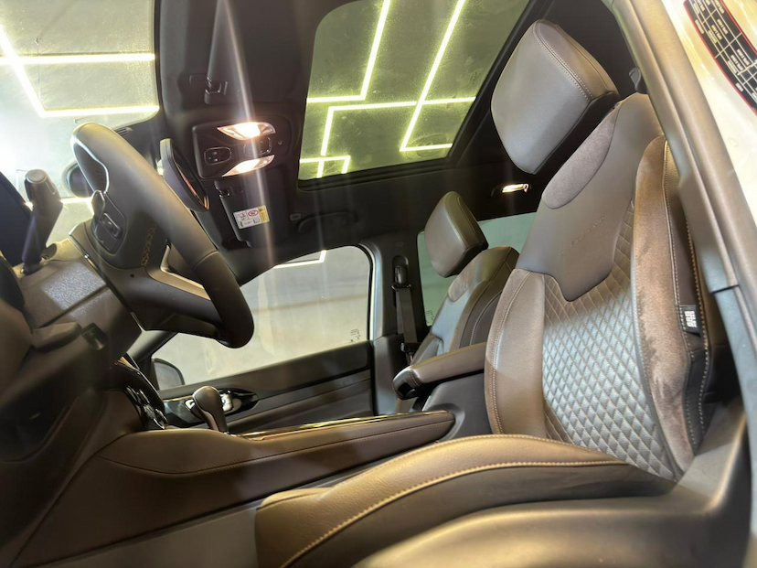 Foto do veículo JEEP COMMANDER  OVERLAND HURRIC 2.0 4X4 TB AUT 2025 23.638 KM 209.900,00
