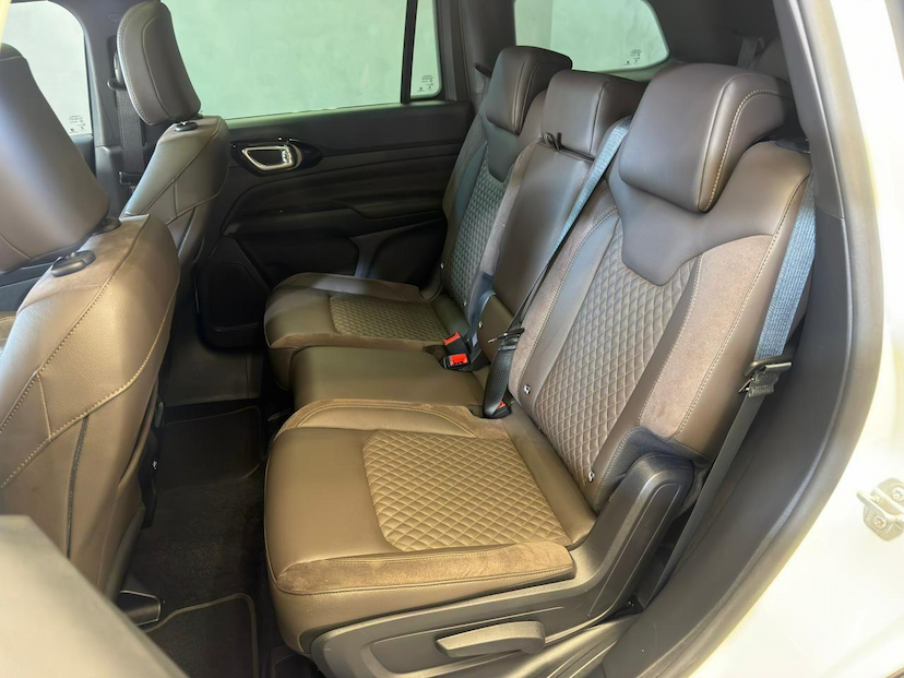 Foto do veículo JEEP COMMANDER  OVERLAND HURRIC 2.0 4X4 TB AUT 2025 23.638 KM 209.900,00