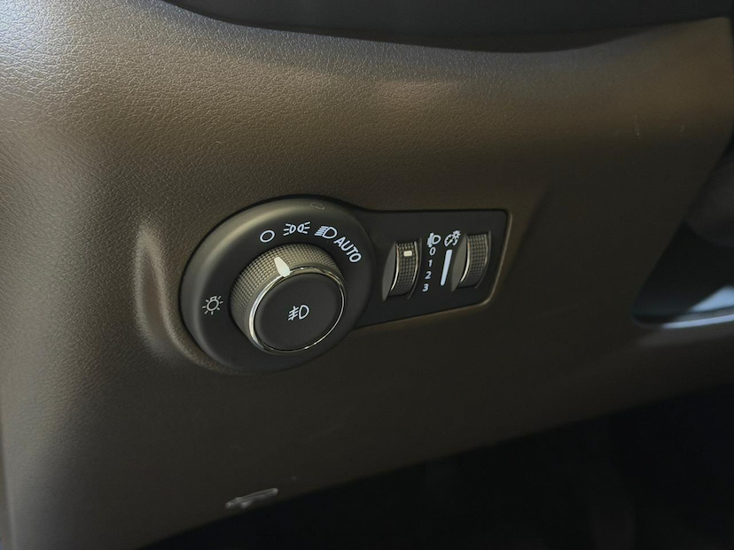Foto do veículo JEEP COMMANDER  OVERLAND HURRIC 2.0 4X4 TB AUT 2025 23.638 KM 209.900,00