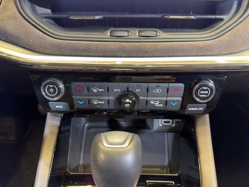 Foto do veículo JEEP COMMANDER  OVERLAND HURRIC 2.0 4X4 TB AUT 2025 23.638 KM 209.900,00