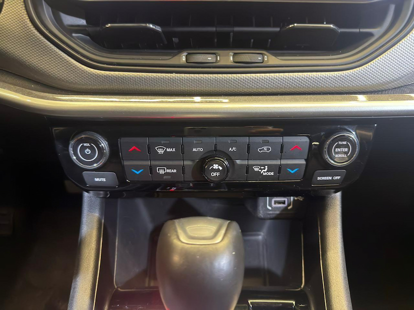 Foto do veículo JEEP COMPASS  LONG TF 2022 56.453 KM 119.900,00