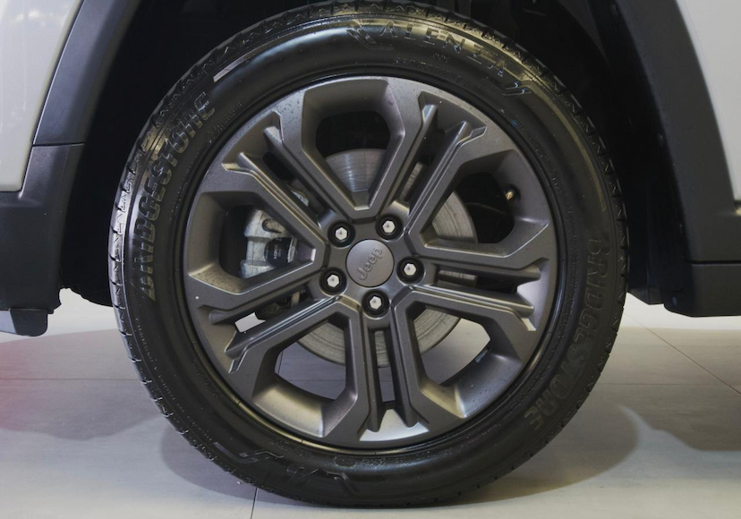 Foto do veículo JEEP COMPASS  LONG. NIG. EAGLE 1.3 4X2 FLEX AUT. 2025 5.728 KM 164.900,00