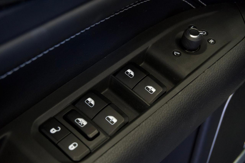 Foto do veículo JEEP COMMANDER  BLACK HURRICANE 2.0 4X4 TB AUT 2025 14.789 KM 229.900,00